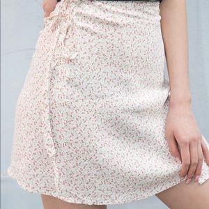 brandy melville tie front skirt